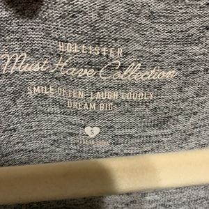 Hollister open shoulder long sleeve top. Like new very comfy size small